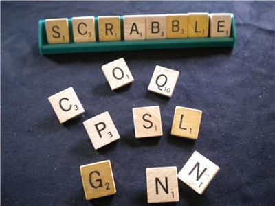 SCRABBLE LETTER BROOCHESKITSCH / VINTAGE / UNIQUE  