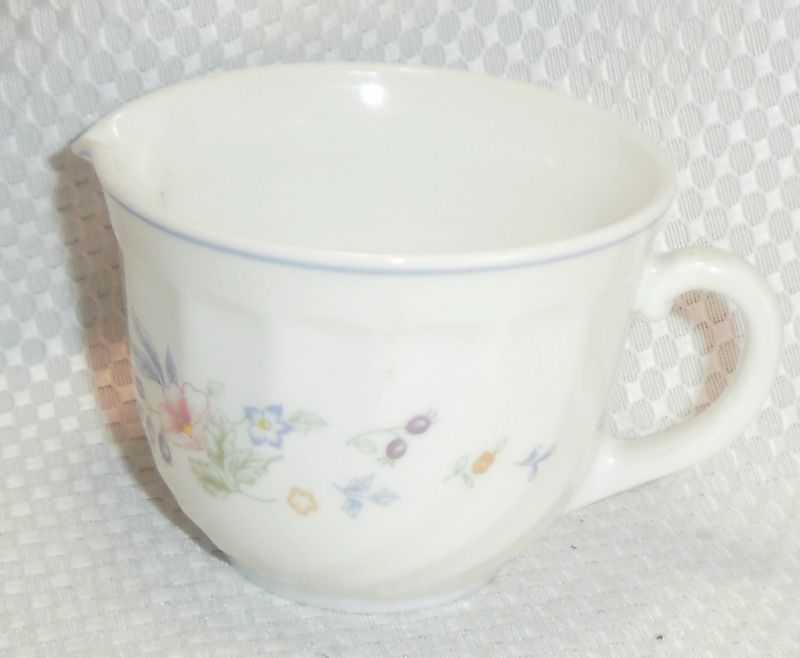 Arcopal Victoria Floral 1 Creamer France  