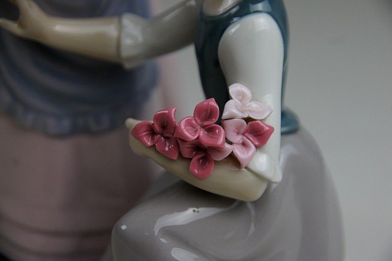 Nao by Lladro rare figurine Making A Bunch girls with flowers  