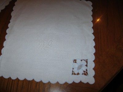 VINTAGE LINEN MADEIRA EMBROIDERED CUT TABLECLOTH 42X41 & FOUR NAPKINS 